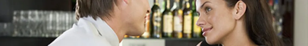 5 signaux corporels révélant l'attirance