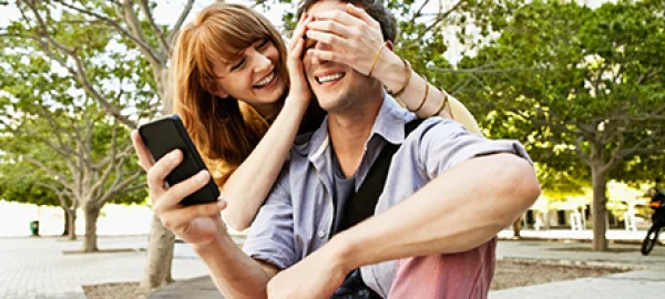 Les femmes doivent-elles faire le premier pas ? Le pour et le contre.